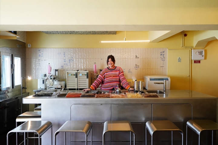 Constança Cordeiro no balcão do Croqui Constança Cordeiro no balcão do Croqui