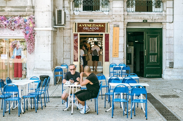 A Veneziana fica em plena Praça dos Restauradores, em Lisboa. Na esplanada, as cadeiras art déco foram restauradas e recuperaram a cor original A Veneziana fica em plena Praça dos Restauradores, em Lisboa. Na esplanada, as cadeiras art déco foram restauradas e recuperaram a cor original