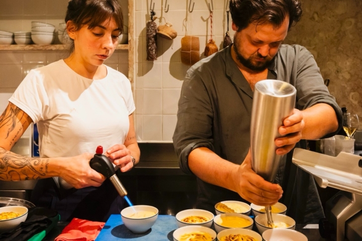 O chef prepara a sobremesa de gemada e marmelo. O chef prepara a sobremesa de gemada e marmelo.