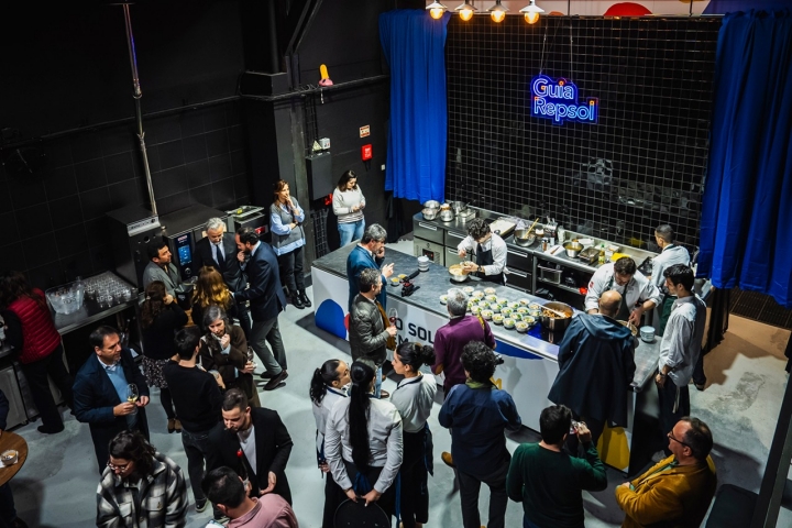 Vista aérea de asistentes Vista aérea de asistentes