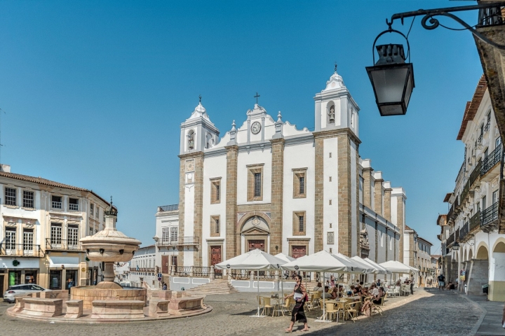 A Praça do Giraldo marca a vida da cidade de Évora (Fotografia Câmara Municipal de Évora)
