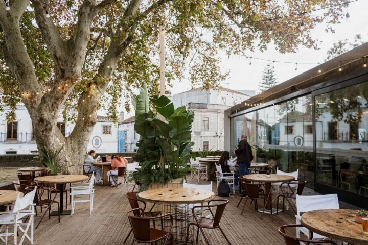 No Jardim da República, em Santarém, o pequeno almoço pode durar o dia todo (foto ©Terra Bio Food & Co)