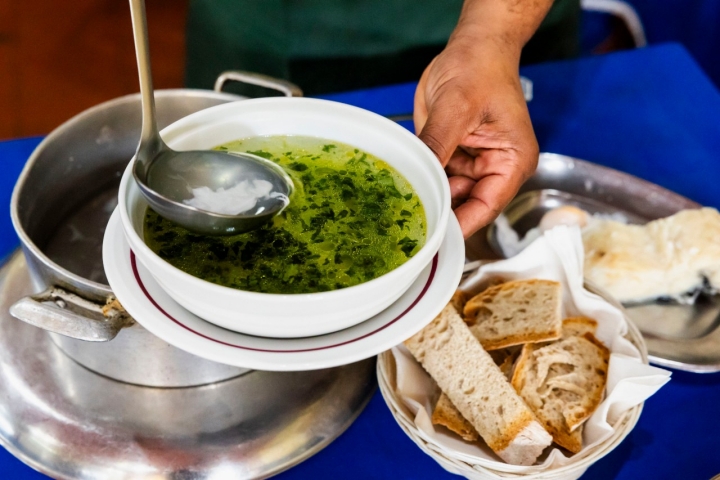 A açorda de bacalhau não pode faltar no currículo português das sopas