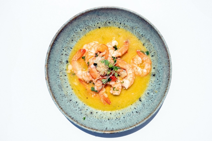 Gambas Al Ajillo, uma das entradas da Mesa da Ilha, onde além do peixe também há sempre marisco, de acordo com aquilo que o mar tem para oferecer a cada dia Gambas Al Ajillo, uma das entradas da Mesa da Ilha, onde além do peixe também há sempre marisco, de acordo com aquilo que o mar tem para oferecer a cada dia