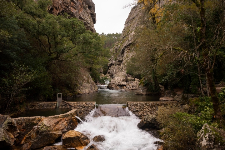 No verão, a Praia fluvial das Fragas de São Simão é uma das paragens obrigatórias para um mergulho 