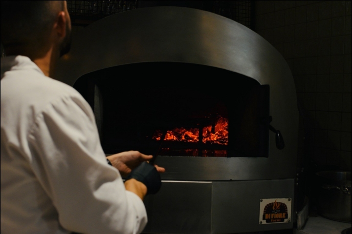 O forno a lenha que antes fazia pizzas serve agora para, entre outros, fazer o pão de massa mãe que é servido no restaurante e no hotel O forno a lenha que antes fazia pizzas serve agora para, entre outros, fazer o pão de massa mãe que é servido no restaurante e no hotel