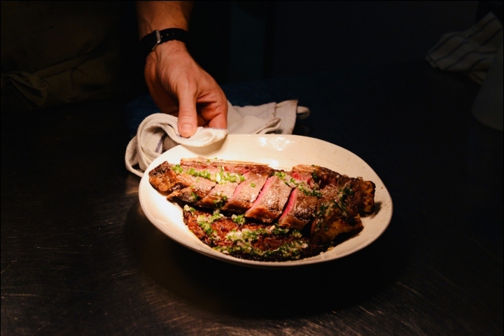 Vazia maturada com batata frita e alface Vazia maturada com batata frita e alface