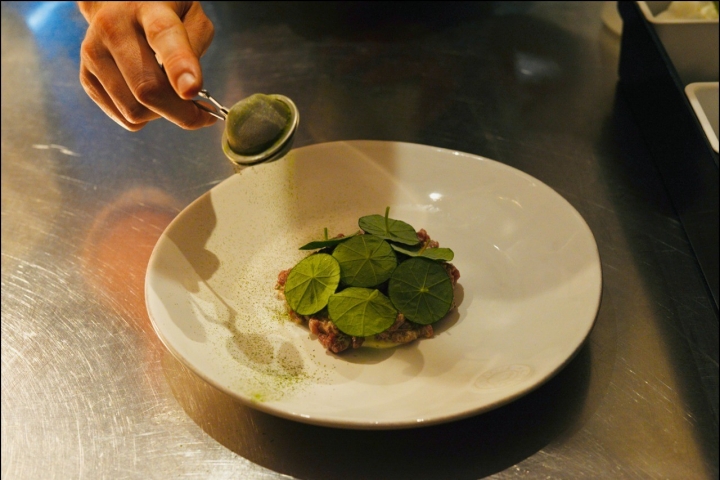 Tártaro de novilho, ostra e capuchinhas Tártaro de novilho, ostra e capuchinhas