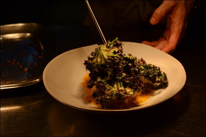 Lula de toneira, manteiga de caril vermelho e couve selvagem Lula de toneira, manteiga de caril vermelho e couve selvagem