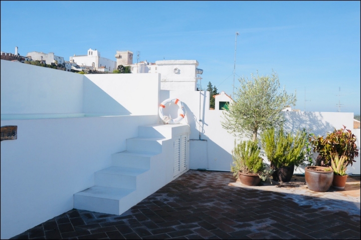 Há um tanque no rooftop a chamar pelos dias quentes de verão Há um tanque no rooftop a chamar pelos dias quentes de verão