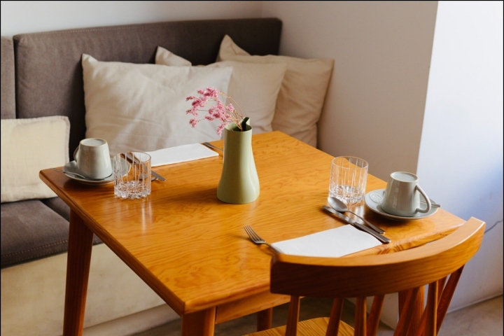 O pequeno-almoço é servido no piso térreo O pequeno-almoço é servido no piso térreo