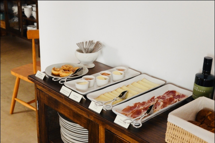 O pequeno-almoço inclui produtos feitos na casa e de produtores que estão a poucos quilómetros do hotel O pequeno-almoço inclui produtos feitos na casa e de produtores que estão a poucos quilómetros do hotel