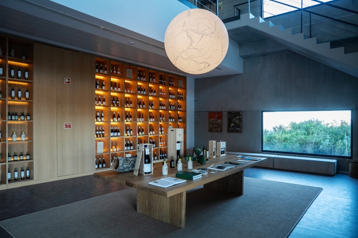 A loja da marca, na Herdade dos Pisões, é a entrada para a sala onde decorrem as provas de azeite