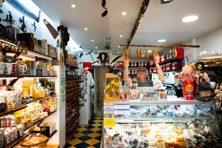 O dono Rui Morais pendura alheiras n’O Meu Celeiro O dono Rui Morais pendura alheiras n’O Meu Celeiro