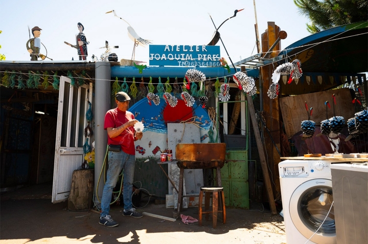 Joaquim Pires a trabalhar no exterior do seu atelier, em Ponte de Lima Joaquim Pires a trabalhar no exterior do seu atelier, em Ponte de Lima