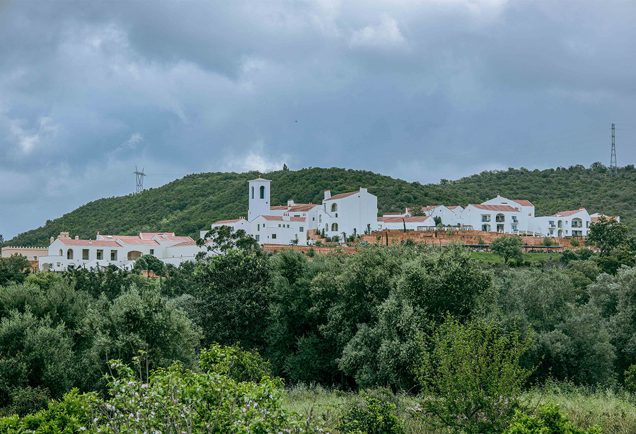 Ao longe, o Viceroy at Ombria, no barrocal junto a Loulé, imita uma típica aldeia algarvia Ao longe, o Viceroy at Ombria, no barrocal junto a Loulé, imita uma típica aldeia algarvia