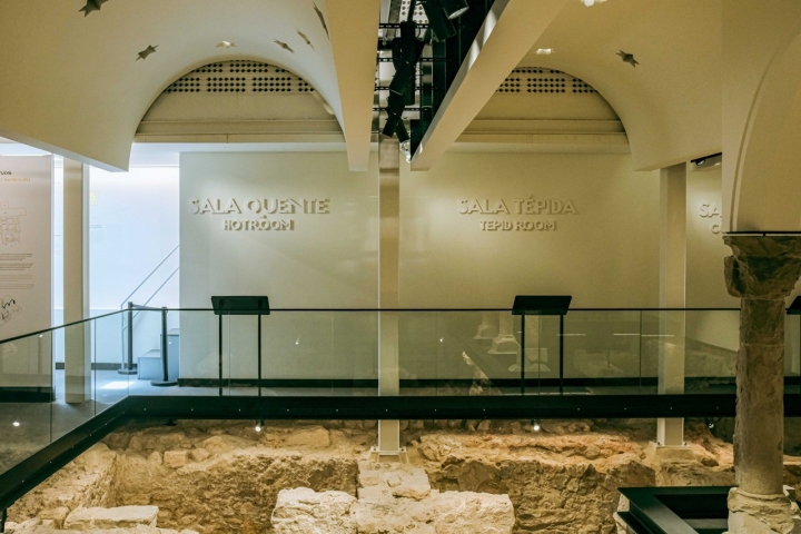 No interior faz-se a reconstituição dos hábitos de um hamman do século XII No interior faz-se a reconstituição dos hábitos de um hamman do século XII