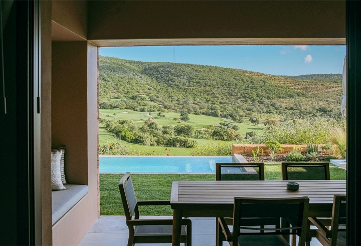 A vista dos quartos é sobre a serra, o barrocal e o campo de golf do resort A vista dos quartos é sobre a serra, o barrocal e o campo de golf do resort