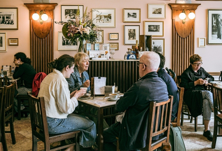 As fotos antigas na parede do café Calcinha contam a história da cidade  As fotos antigas na parede do café Calcinha contam a história da cidade