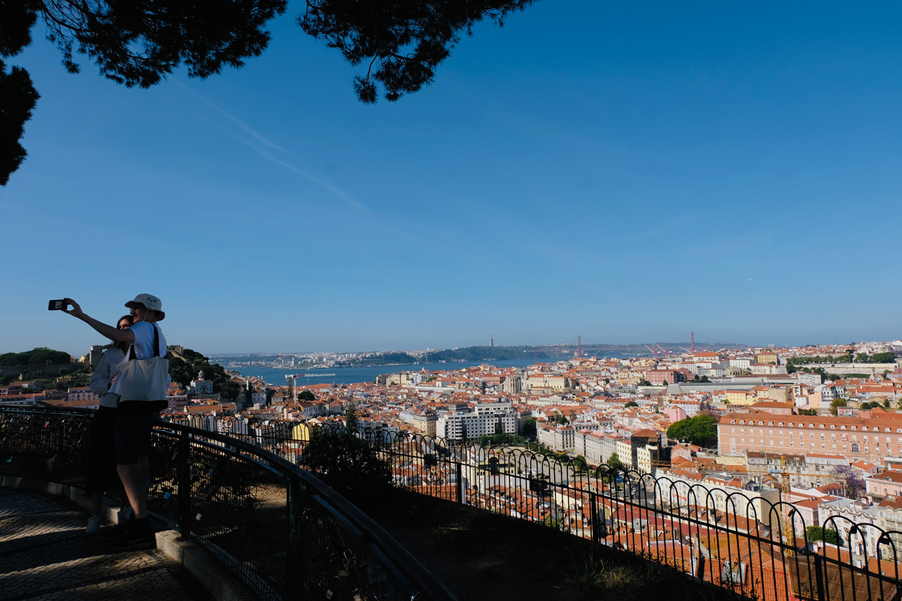 O Miradouro da Senhora do Monte permite uma vista panorâmica desde o estuário do Tejo, ao Castelo, passando pela Baixa, Monsanto e as Avenidas Novas 