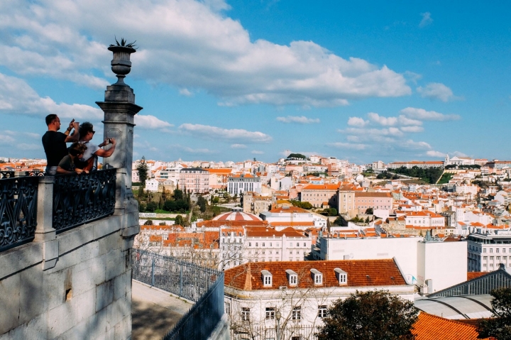 Do miradouro de São Pedro de Alcântara avista o Castelo de São Jorge, a Graça e o rio Tejo Do miradouro de São Pedro de Alcântara avista o Castelo de São Jorge, a Graça e o rio Tejo