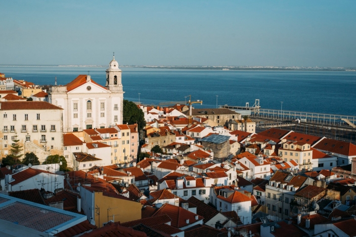 Do Largo das Portas do Sol vê Lisboa e a margem sul do Tejo, do Barreiro ao Seixal Do Largo das Portas do Sol vê Lisboa e a margem sul do Tejo, do Barreiro ao Seixal