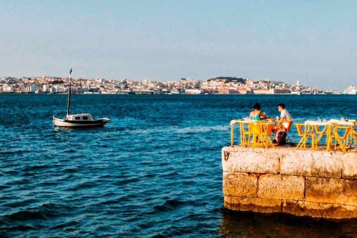Há quem defenda que a melhor vista da capital é mesmo da outra margem do rio — e nós concordamos Há quem defenda que a melhor vista da capital é mesmo da outra margem do rio — e nós concordamos