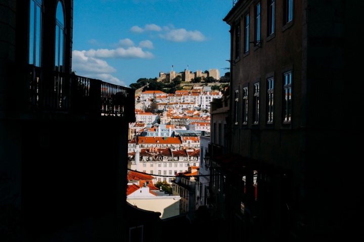 Do Castelo de São Jorge vislumbra a cidade desde o rio até às Avenidas Novas  Do Castelo de São Jorge vislumbra a cidade desde o rio até às Avenidas Novas