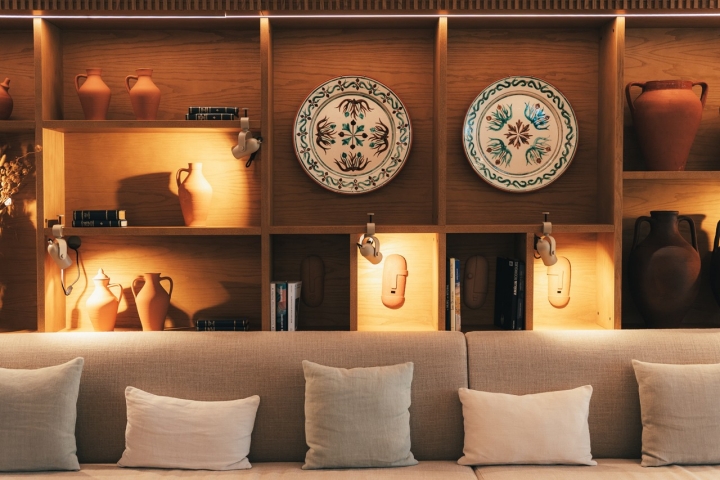 Os detalhes estão à vista, desde a fachada e a escadaria principal, praticamente intocadas, à decoração cuidada com materiais e peças de artistas nacionais  Os detalhes estão à vista, desde a fachada e a escadaria principal, praticamente intocadas, à decoração cuidada com materiais e peças de artistas nacionais