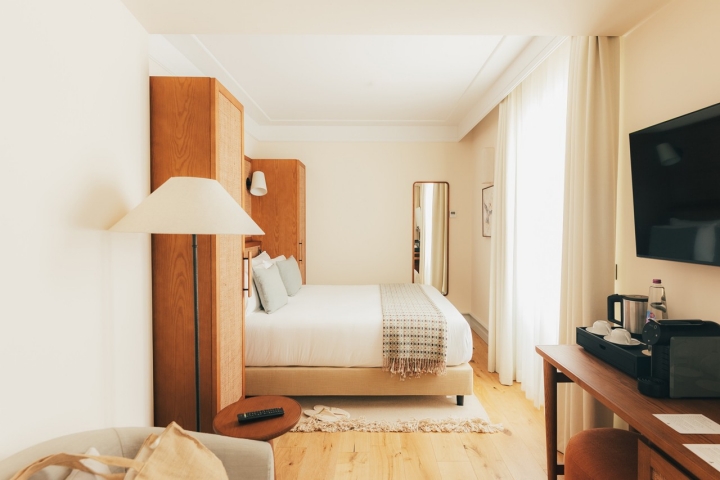 O hotel tem mais de 12 tipologias de quartos, definidas e desenhadas, aproveitando e elevando ao máximo a arquitetura do espaço  O hotel tem mais de 12 tipologias de quartos, definidas e desenhadas, aproveitando e elevando ao máximo a arquitetura do espaço