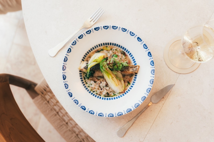 O restaurante está aberto ao pequeno-almoço, almoço e jantar e serve um menu pensado para ser partilhado  O restaurante está aberto ao pequeno-almoço, almoço e jantar e serve um menu pensado para ser partilhado