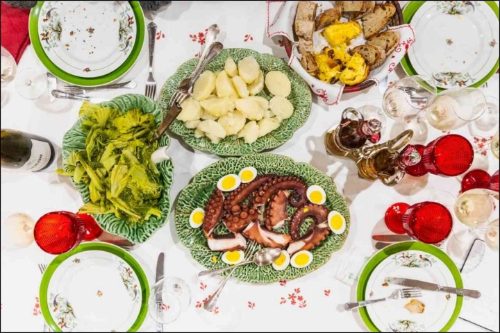 O polvo cozido é servido com batata kennebec e couves O polvo cozido é servido com batata kennebec e couves