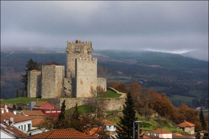 Come-se polvo na zona raiana do Alto Minho e Trás-os-Montes por influência da Galiza. Na fotografia vê-se o Castelo de Montalegre Come-se polvo na zona raiana do Alto Minho e Trás-os-Montes por influência da Galiza. Na fotografia vê-se o Castelo de Montalegre