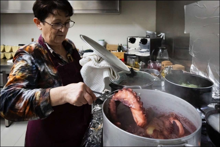 Alzira cozinha polvo todos os Natais. Relembra que, quando era pequena, era a única altura do ano em que se comia polvo em casa Alzira cozinha polvo todos os Natais. Relembra que, quando era pequena, era a única altura do ano em que se comia polvo em casa