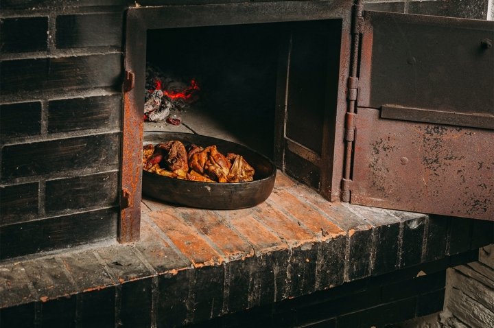 Aos domingos, acende-se o forno a lenha para almoços de família  Aos domingos, acende-se o forno a lenha para almoços de família