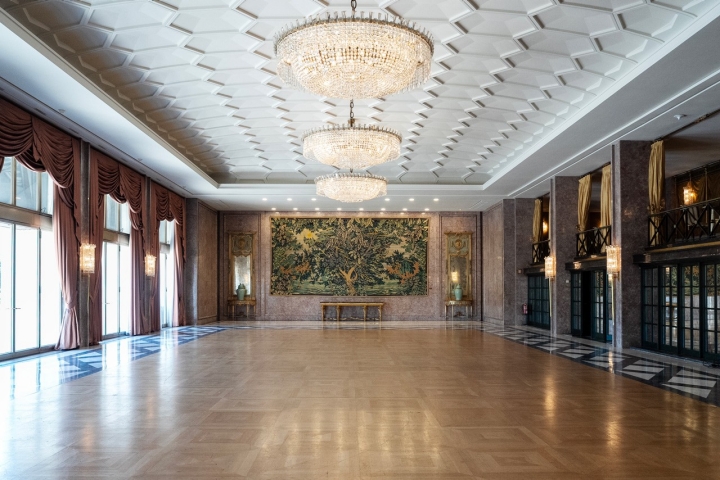 O luxo é visível em todo o hotel, dos quartos aos salões, da entrada às zonas exteriores O luxo é visível em todo o hotel, dos quartos aos salões, da entrada às zonas exteriores