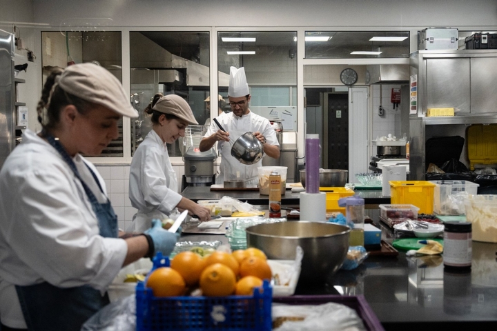 A cozinha do Varanda, o restaurante original do hotel, onde ainda se tomam os pequenos almoços diariamente, se servem pratos requintados e se toma brunch ao fim de semana A cozinha do Varanda, o restaurante original do hotel, onde ainda se tomam os pequenos almoços diariamente, se servem pratos requintados e se toma brunch ao fim de semana
