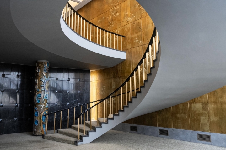 A coluna de cerâmica da autoria de Querubim Lapa, à esquerda na imagem A coluna de cerâmica da autoria de Querubim Lapa, à esquerda na imagem