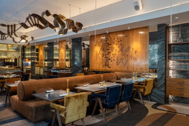 O Cura abriu em 2020 com nobreza nas escolha dos materiais — as pedras naturais, os metais e madeiras — e na arte — veja-se o painel de madeira com marchetaria O Cura abriu em 2020 com nobreza nas escolha dos materiais — as pedras naturais, os metais e madeiras — e na arte — veja-se o painel de madeira com marchetaria