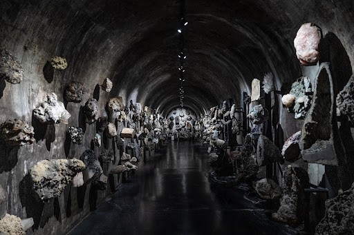 pasillo del museo con geodas pasillo del museo con geodas