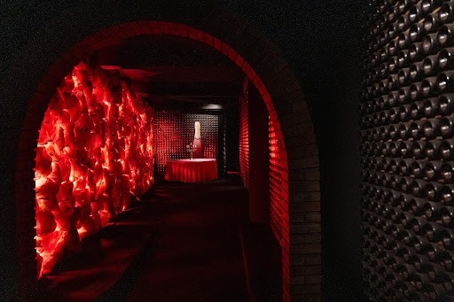 pasillo del museo luz tenue roja y botellas pasillo del museo luz tenue roja y botellas