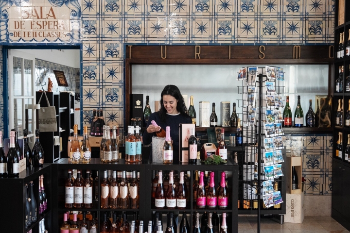 Na loja, há vinhos de 43 produtores da Bairrada, alguns que não se encontram em mais lado nenhum Na loja, há vinhos de 43 produtores da Bairrada, alguns que não se encontram em mais lado nenhum