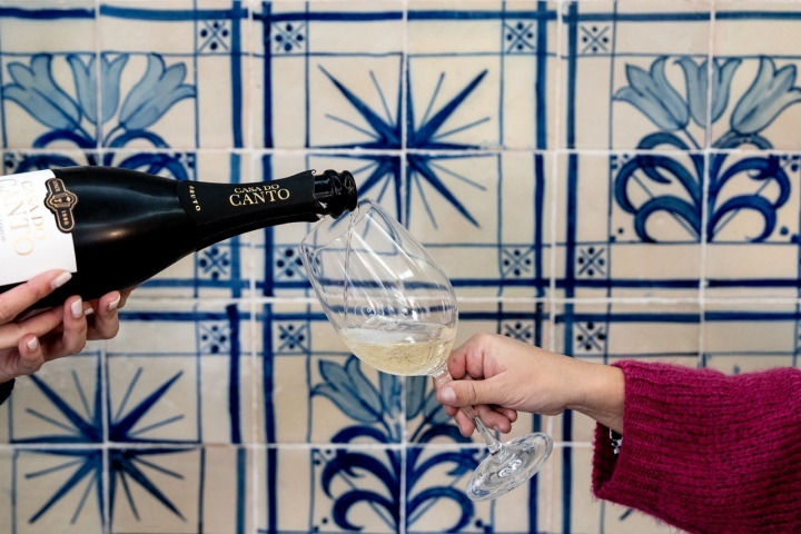 Os painéis de azulejos de Jorge Barradas na antiga sala de espera de passageiros de primeira classe, onde acontecem as provas Os painéis de azulejos de Jorge Barradas na antiga sala de espera de passageiros de primeira classe, onde acontecem as provas