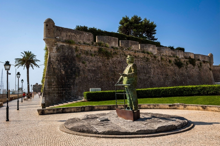 Dentro das muralhas está o Cidadela de Cascais Art District com lojas, galerias e livrarias. Dentro das muralhas está o Cidadela de Cascais Art District com lojas, galerias e livrarias.