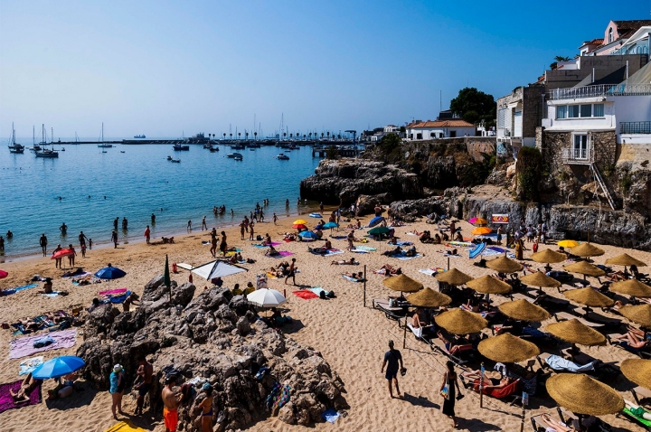 A praia da Duquesa deve o seu nome ao Palacete dos Duques de Palmela. A praia da Duquesa deve o seu nome ao Palacete dos Duques de Palmela.