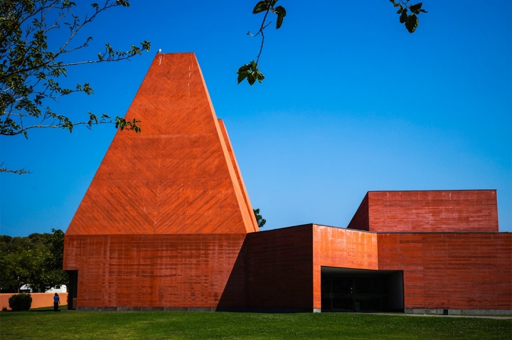 A Casa das Histórias Paula Rego é um marco da arquitectura nacional assinado por Eduardo Souto de Moura. A Casa das Histórias Paula Rego é um marco da arquitectura nacional assinado por Eduardo Souto de Moura.