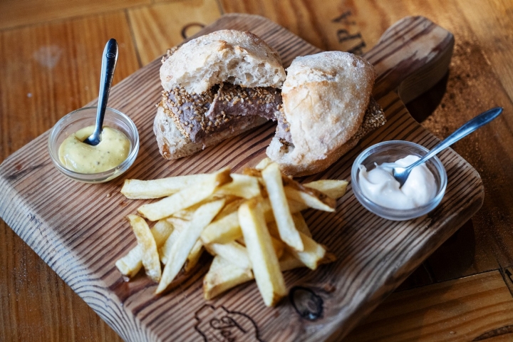 A bifana de atum com batatas fritas A bifana de atum com batatas fritas