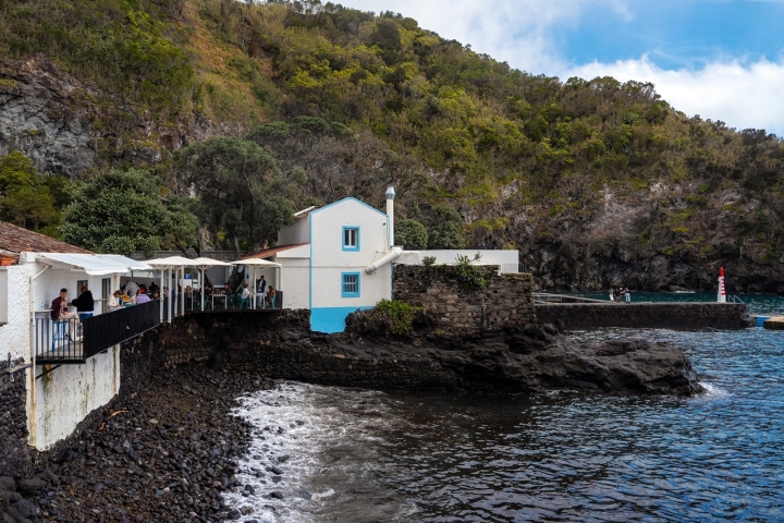 O Bar da Caloura, com vista directa para o Atlântico, é uma paragem obrigatória para quem gosta de grelhados — e mergulhos no mar O Bar da Caloura, com vista directa para o Atlântico, é uma paragem obrigatória para quem gosta de grelhados — e mergulhos no mar