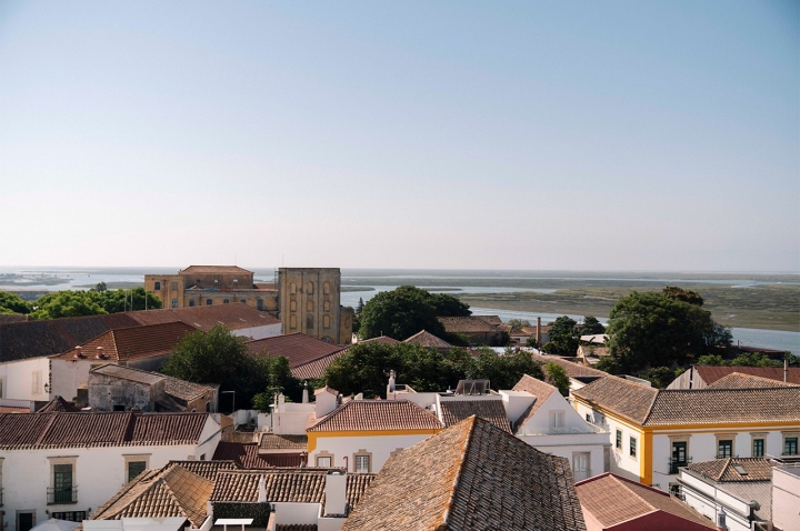 A capital do Algarve é a cidade por onde todos passam, mas onde poucos se prolongam
