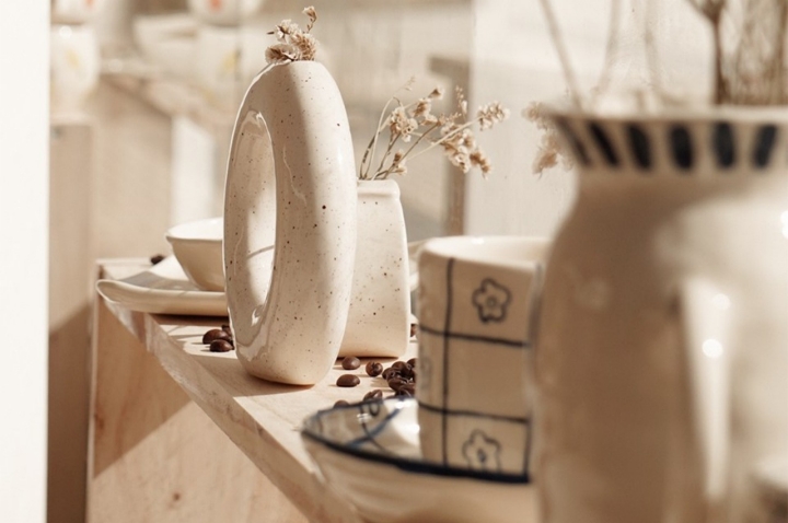 A ceramista Daniela Soares ensina a fazer peças de cerâmica no La Brava Studio (©La Bravia Studio) A ceramista Daniela Soares ensina a fazer peças de cerâmica no La Brava Studio (©La Bravia Studio)